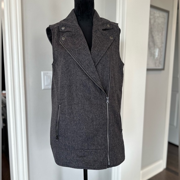 ✨NWT✨ BANANA REPUBLIC WOMEN'S
HERRINGBONE ASYMMETRICAL ZIP WOOL VEST MEDIUM - Picture 1 of 14